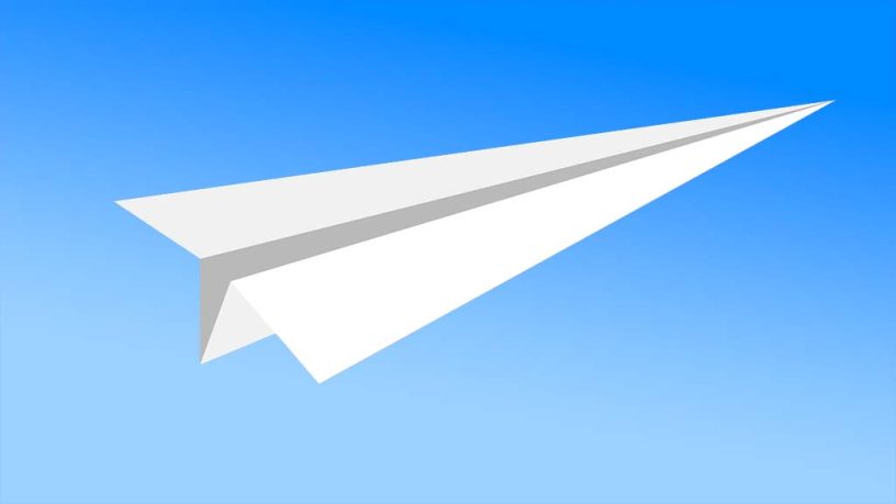 Vorbereitung und Schritt-für-Schritt-Anleitung für das Basteln und Falten eines einfachen Papierflugzeug aus einem Rechteckigen Blatt Papier